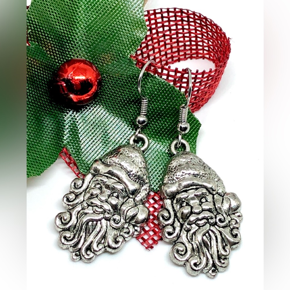 Vintage Style Christmas Santa Claus Face Detailed Silver Tone Dangle Earrings